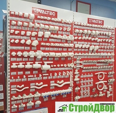 Стенд полипропиленовых труб и фитингов в Орехово-Зуевском магазине СтройДвор на Карболите