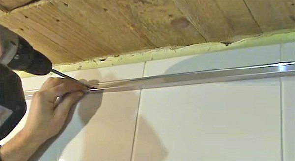 Монтаж стеновых профилей под реечный потолок