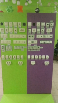 Стенд бытовых электрических выключателей и розеток в Орехово-Зуевском магазине СтройДвор на Карболите 