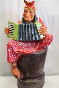 Фигура для сада декоративная Баба Яга с гармошкой 