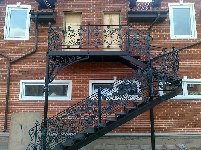 Кованая лестница, которая может служить украшением вашего дома в Орехово-Зуево